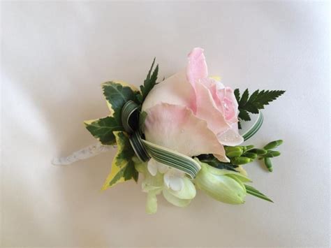 Sweet Avalanche Rose Buttonhole Chanans Floral Events Blumen