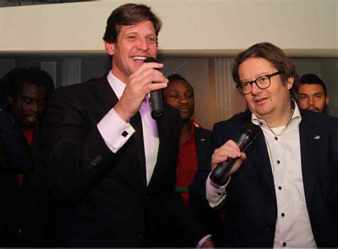 Coucke, nog maar 56 en ook geen dokter of verpleger, werd gevaccineerd als gediplomeerd apotheker. Marc Coucke: 'We staan waar we hoopten te staan' (Oostende ...