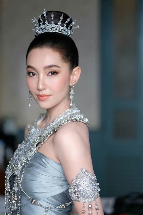 ล่า • (lâa) (abstract noun การล่า) to withdraw; เบลล่า #มุกดาหาร | เจ้าสาว, คนสวย, สาวสวย