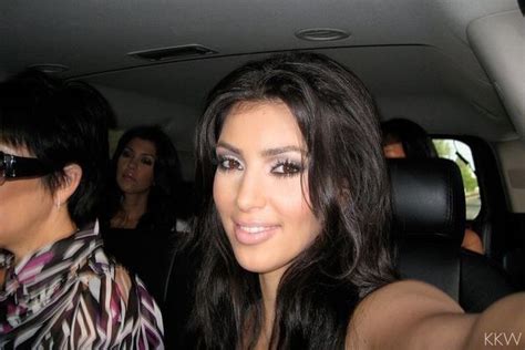 kim releases legendary selfies she took while khloe was on her way to jail