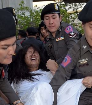 ประเทศไทย: การจับกุมในวันครบรอบหนึ่งปีรัฐประหาร ถือเป็นสัญญาณเตือนที่ชัดเจนของการปราบปรามอย่าง ...