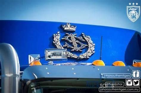 Sultan johor, sultan ibrahim sultan iskandar, telah mengurniakan kereta kepada pengarah hospital sultanah aminah (hsa) dan kakitangan wad diraja hsa. FOTO Trak Mack Super-Liner Milik Sultan Johor Ini Antara ...