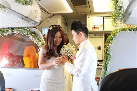 Vietnamese Lesbian Couple Hold Valentines Day Wedding On Airplane Kitschmix
