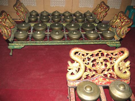 Cara penggunaan alat musik ini dengan dipukul menggunakan alat pemukul khusus. ALAT MUSIK: GAMELAN JAWa