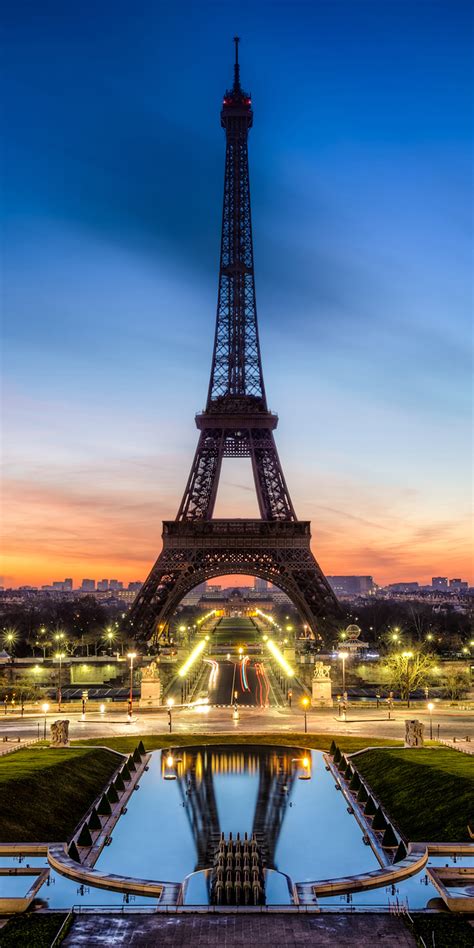 So sieht das schöne lichterspektakel des eiffelturms in der adventszeit aus. Fototapete Eiffelturm bei Nacht Frankreich Tapete ...