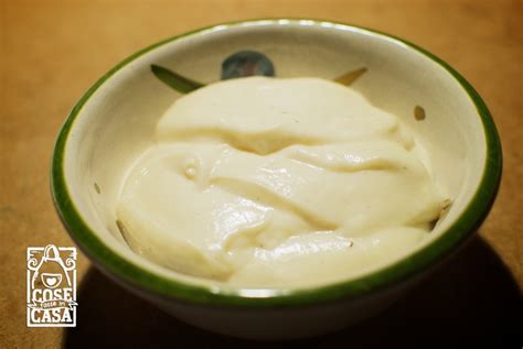 La ricetta classica prevede che al suo interno ci sia il burro, noi oggi ve la facciamo vedere in una versione più leggera, appunto senza burro e anche senza latte, o meglio, senza latte vaccino, utilizzeremo infatti il. Besciamella fatta in casa - CoseFatteInCasa.it