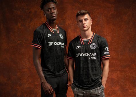 Buy the new chelsea home, away & 3rd shirts, training kit and gifts and personalise with official shirt printing. Nike dévoile les nouveaux maillots Third "rétro" de ...