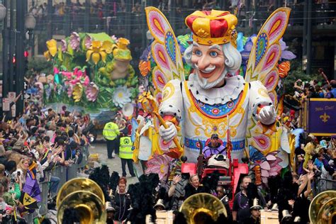 Janet __thinks___ about taking part in the mardi gras parade next week. MARDI GRAS UNE PERIODE FESTIVE