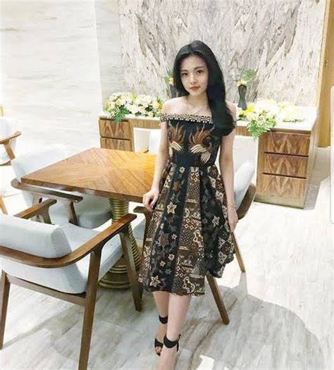 Seiring perkembangan jaman, model baju batik kini makin beragam, ditambah dengan munculnya model baju batik kombinasi yang tampak modern. 29 Model Baju Batik yang Populer dan Menarik Untuk Diikuti