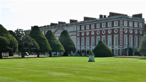 England ist der größte und am dichtesten besiedelte landesteil im großbritannien. England - Hampton Court Palace - YouTube