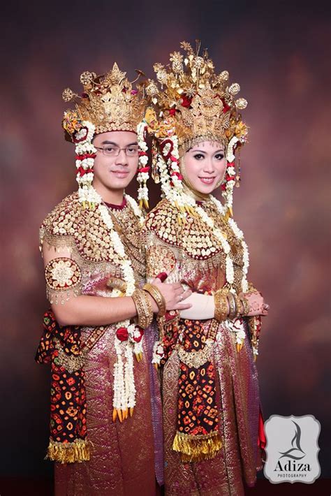 Wedding dresses can be tailored in ivory, white, champagne, and pink, while there are also several color options for formal dresses. South Sumatra's wedding couple with traditonal outfit Aesan Gede & Aesan Pasangko. | South of ...