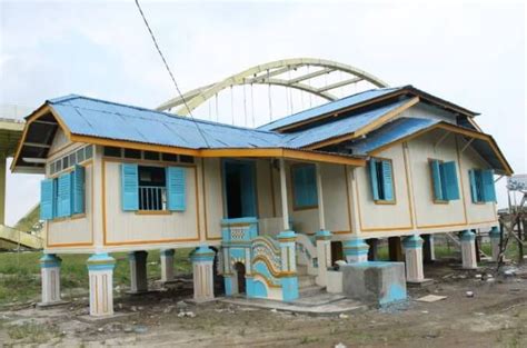 Mengapa di beri nama selaso jatuh kembar karena memiliki selasar yang lebih rendah dibandingkan dengan ruang tengah. 8 Rumah Adat Riau : Gambar, Keunikan dan Penjelasannya ...