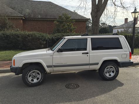 It was designed to appeal to buyers who want the jeep heritage but who prefer it to come in a more affordable package. Jeep Xj 2 Door - Top Jeep