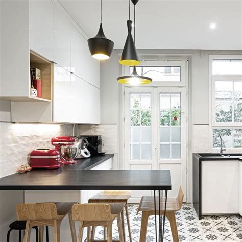Loin des clichés, la cuisine moderne n'hésite pas à se réinventer en permanence. Cuisine fermée : cuisine design, avec îlot, verrière ...