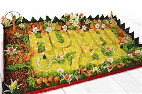 Bentuk kerucut juga melambangkan bentuk tangan saat mengungkapkan rasa syukur dan makna nasi tumpeng dalam perayaan kemerdekaan indonesia. Nasi Tumpeng, Sajian Ikonik Hari Kemerdekaan yang Sarat ...