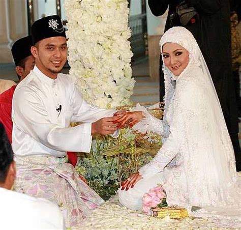 Abang nara respek sangat dengan pilihan mereka berdua kerana bukan senang untuk memilih kad yang simple kerana taraf selebriti yang dimiliki. Family.Cik.Imas: Perkahwinan Artis