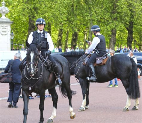 London Great Britain May 23 2016 Mounted Police Near Buckingham
