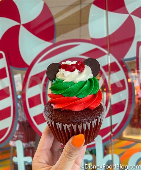 Furthermore, red velvet cupcake is also a good afternoon snack and can be enjoyed with a cup of tea or coffee. Review: This Tasty Red Velvet Cupcake Got a Holiday ...