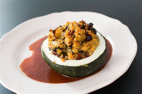 Zucchini in seiner ursprünglichen form kennt man. gefuellte-runde-zucchini-couscous-vegan-rezept-kochen-food ...