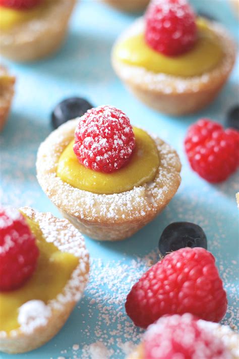 This strawberry sheet cake contains a delicious pudding (custard) layer which is very easy to make. Mini Vegan Custard Tarts With Raspberry | NeuroticMommy