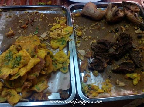 All they serve is simple rice with fried chicken, yet what delivers the taste is a story, written into every bite you take. Colek Ayam dan Air Kelapa Baldi di Warung Cikgu - anajingga