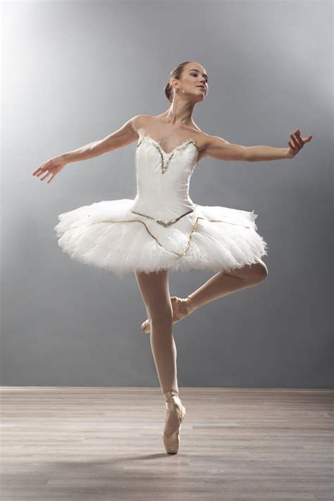Giovane Ballerina Nel Ballo Classico Di Posa Di Balletto Fotografia