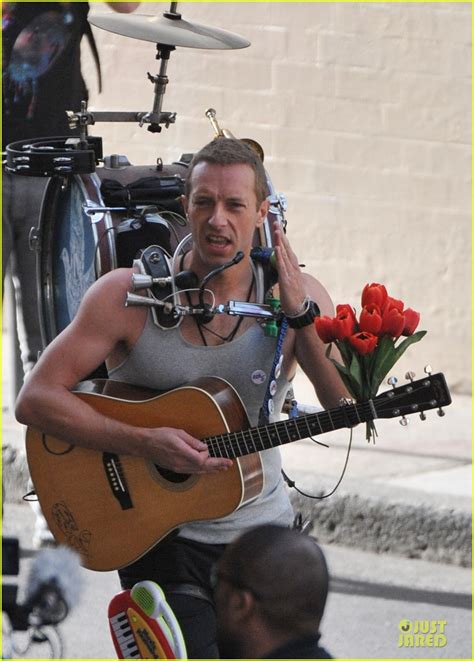 Chris Martin Flaunts Muscles For Coldplay S A Sky Full Of Stars Music Video Photo 3137560