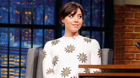 Watch Late Night With Seth Meyers Interview Aubrey Plaza Got Very Drunk And Sang Karaoke At The