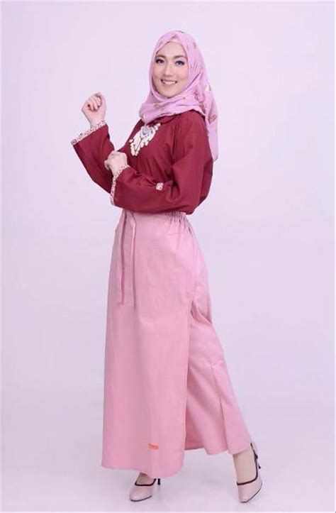 Baju yang berwarna pink juga boleh dipadankan dengan tudung berwarna yang lebih gelap contohnya warna maroon. Warna Apa Yang Cocok Dengan Warna Pink