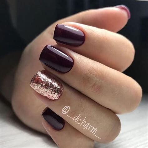 Opting for rose gold provides you with the best of everything as you'll have metallic tones mixed with soft shades of pink and gold with just a hint of sparkle. Picture Of burgundy nails and an accent rose gold glitter one for a festive eel