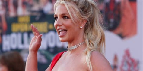 Britney Spears Surge Quase Nu E Empina Bumbum