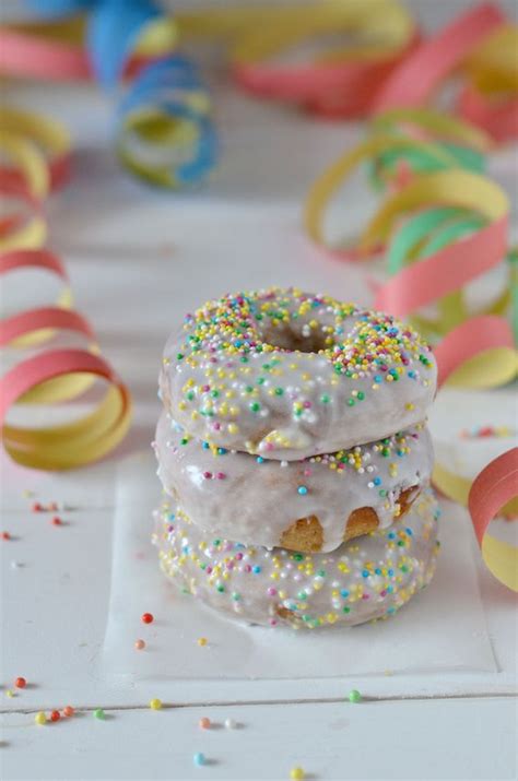 Taralli pugliesi di grano tenero, con patate e rosmarino. Taralli dolci di carnevale con patate bollite e farinella