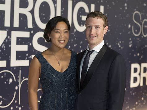 Zuckerberg zählt mit seinem riesigen vermögen darüber hinaus besitzt mark zuckerberg mit seiner frau priscilla, die er bereits seit der. Facebook-Gründer Mark Zuckerberg und seine Frau kriegen ...