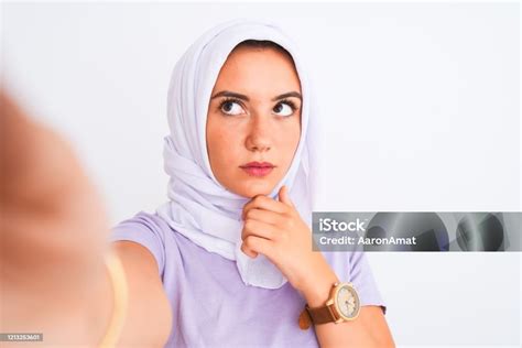 Photo Libre De Droit De Belle Fille Arabe Utilisant Le Hijab Font Le
