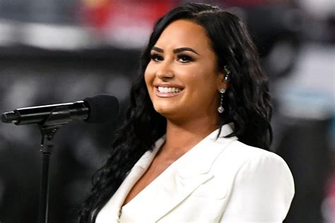 Demi lovato unveils edgy new haircut after shaving one side of head. Demi Lovato Debuts Edgy Shaved Mohawk Hairstyle | Nuevo ...