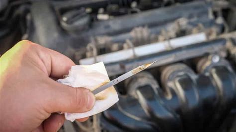 How To Check Your Cars Engine Oil Read The Dipstick