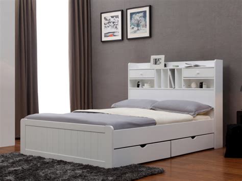 Inspiré du design scandinave, ce lit muni de sa tête de lit avec rangements offre tout ce dont votre enfant à besoin : Lit MEDERICK avec rangements - 140x190 - Pin blanc ou miel