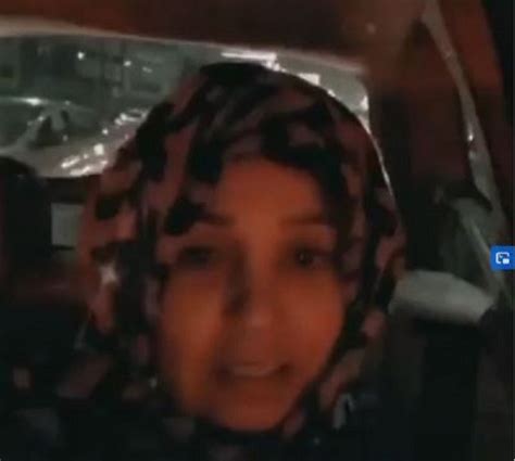 فيفي عبده ظهرت خلال الصورة وهي مرتدية حجابا من اللون الأسود، مع مكياج أحمر صارخ، وقد نالت الصورة إعجاب متابعيها معلقين على إنها تبدو في الحجاب أصغر سنا، بينما دعا لها. فيفى عبده بالحجاب - ATV