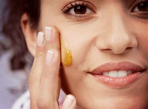 As it is between ph level of acidic properties in between(3.2 to 4.5), it helps in bacteria removal. Top 10 Benefits of Honey for Skin and Hair - YouQueen