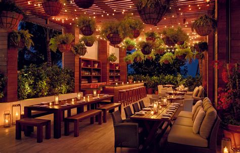 Efectivamente, en the miami beach edition han dispuesto mamparas de protección en la zona de recepción, como medida adicional sanitaria. The Miami Beach EDITION, USA • Hotel Review by TravelPlusStyle