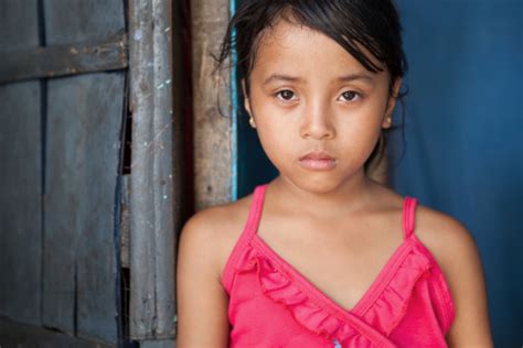 アジアの女の子のリビングで貧困 フィリピンのストックフォトや画像を多数ご用意 フィリピン 女の子 貧困 istock