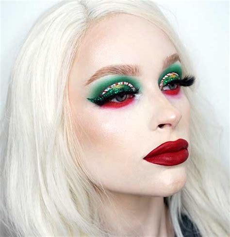 A classy play on christmasy green, gold & red minus the obviously cliche shades. Gorgeous and Trendy Christmas Makeup Looks in 2019