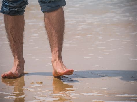 무료 이미지 남자 바닷가 바다 물 대양 소녀 피트 젖은 산책 다리 봄 진흙 휴일 휴식 인간의 몸
