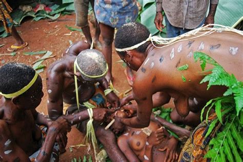 Tribu africana sexo público Chicas desnudas y sus coños
