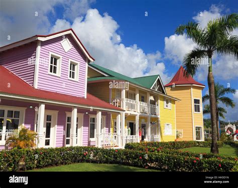 Las Casas De Madera Pintadas En Colores Brillantes Del Caribe En Samana