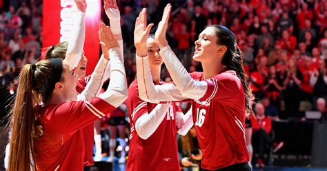 Wisconsin Badgers Volleyball Uw Drops First Set Of The Season But