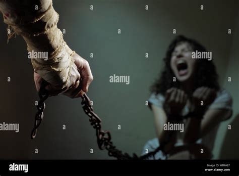 Verkettete Sklavin Frau Gefangen Von Einem Bösen Mann Stockfotografie Alamy