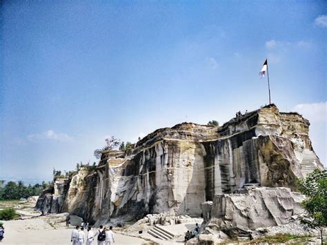 Pondasi bangunan adalah bagian dari bangunan yang berfungsi menerima beban bangunan untuk di teruskan ke tanah dasar, jenis pondasi ada beberapa macam tergantung dari kondisi tanah dan jenis. Tebing Breksi Prambanan, Bekas Tambang Ini Lagi Hits Buat Selfie Milk Lovers | MyMilk.com