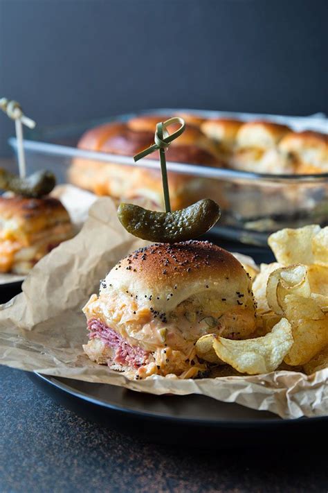 These Baked Reuben Slider Sandwiches Using Hawaiian Rolls Are So Easy To Make They Ll Be Sure