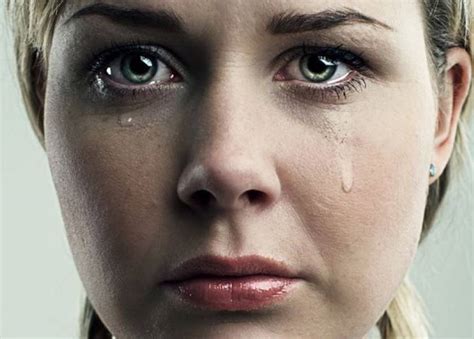 لماذا يضعف الرجال أمام دموع النساء؟ دراسة جديدة توضح السبب